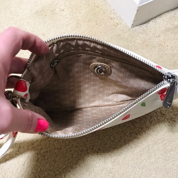 🆕🔥CC/CHARMING CHARLIE SUPER CUTE WRISTLET/MAKE UP BAG WHITE&CHERRIES NWT!! - Picture 4 of 14